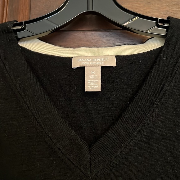 Banana Republic Merino wool sweater - V neck - Medium - Picture 2 of 4